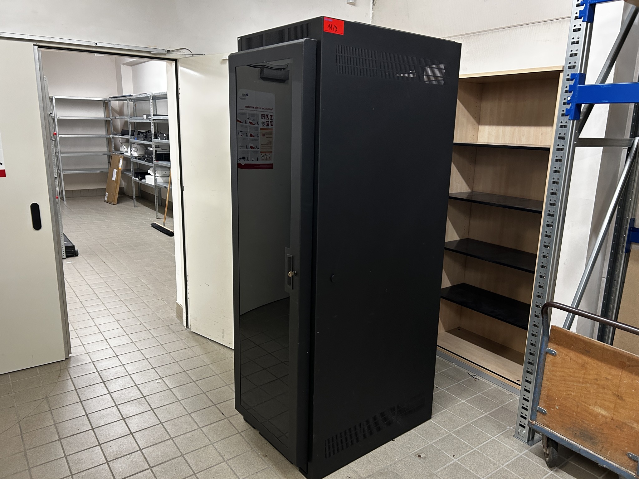 gepflegte, hochwertige Medientechnik sowie Büroausstattung-1