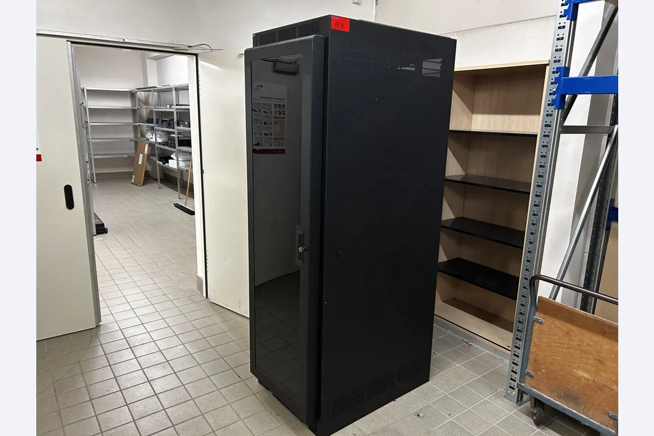 gepflegte, hochwertige Medientechnik sowie Büroausstattung-1