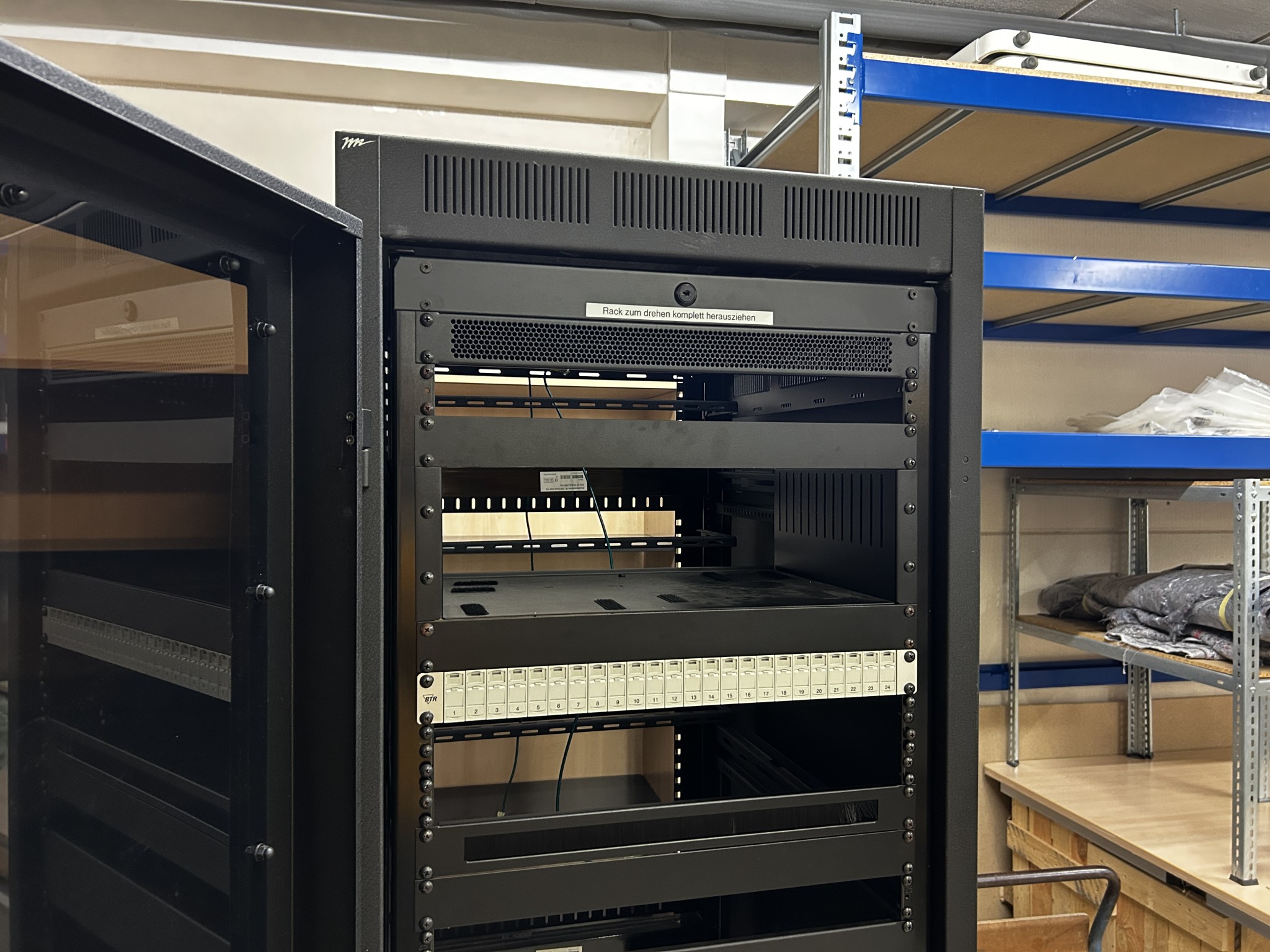 gepflegte, hochwertige Medientechnik sowie Büroausstattung-2