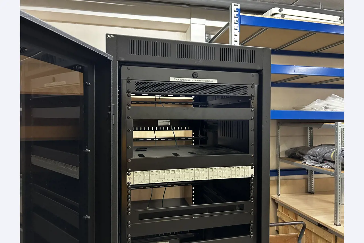 gepflegte, hochwertige Medientechnik sowie Büroausstattung-2