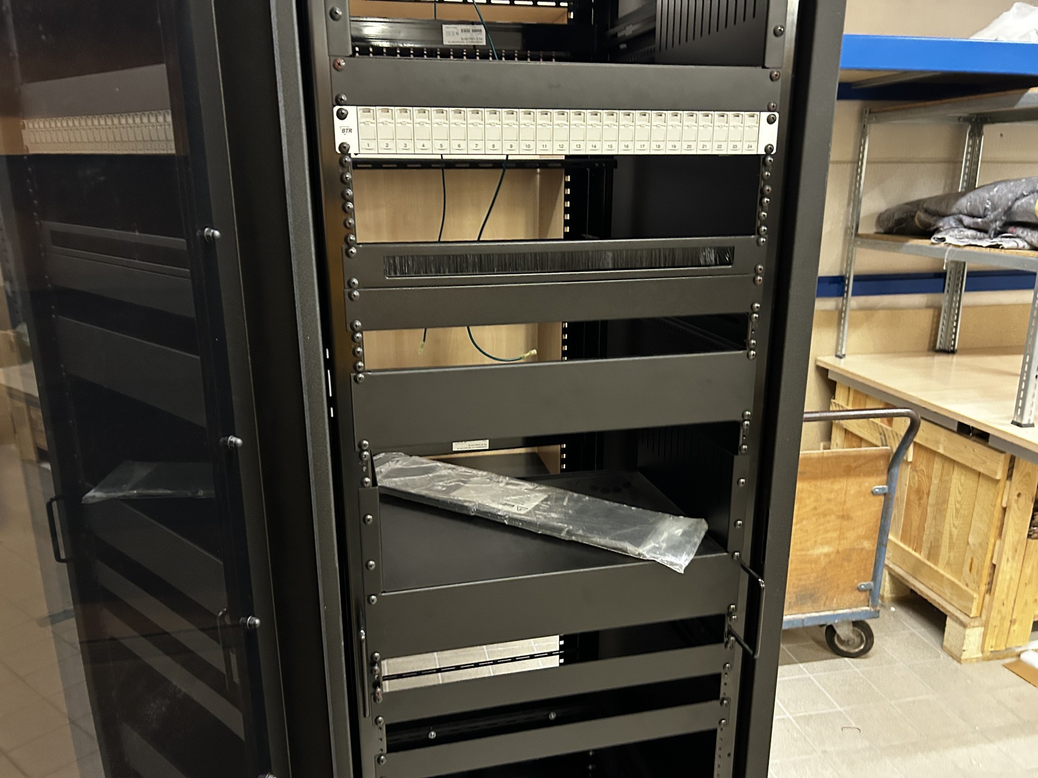 gepflegte, hochwertige Medientechnik sowie Büroausstattung-3