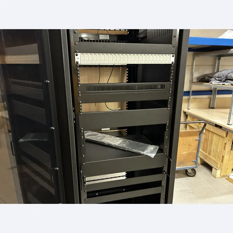 gepflegte, hochwertige Medientechnik sowie Büroausstattung-3