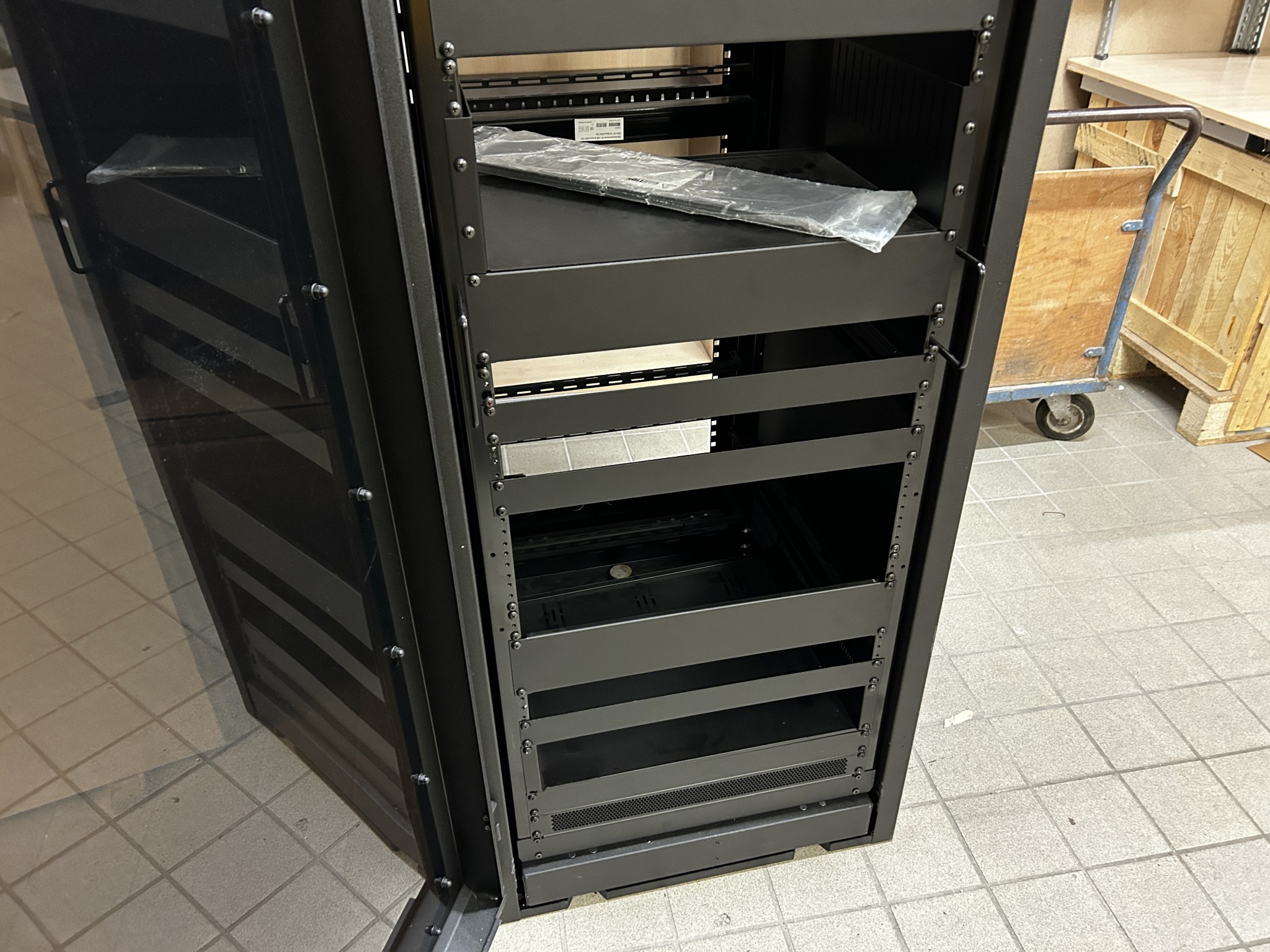 gepflegte, hochwertige Medientechnik sowie Büroausstattung-4