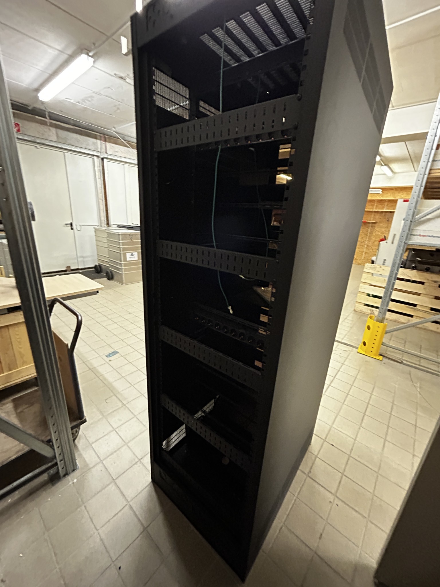 gepflegte, hochwertige Medientechnik sowie Büroausstattung-5