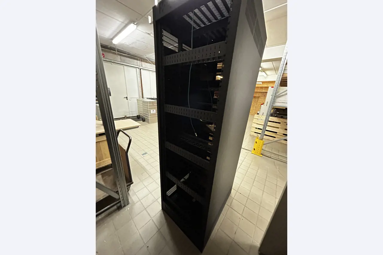 gepflegte, hochwertige Medientechnik sowie Büroausstattung-5