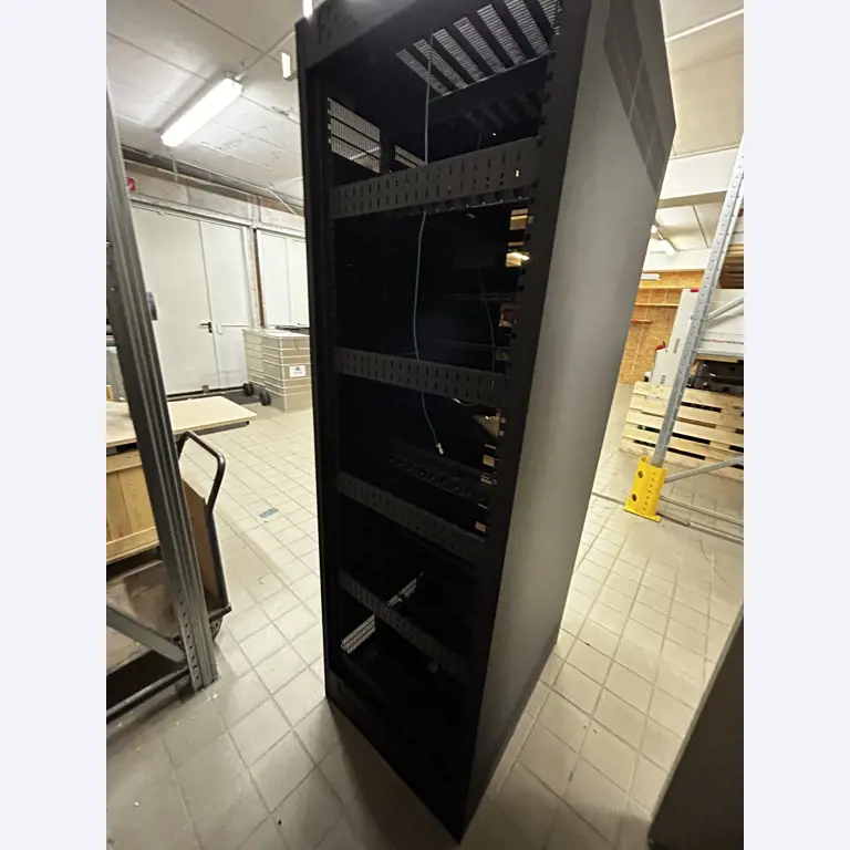 gepflegte, hochwertige Medientechnik sowie Büroausstattung-5