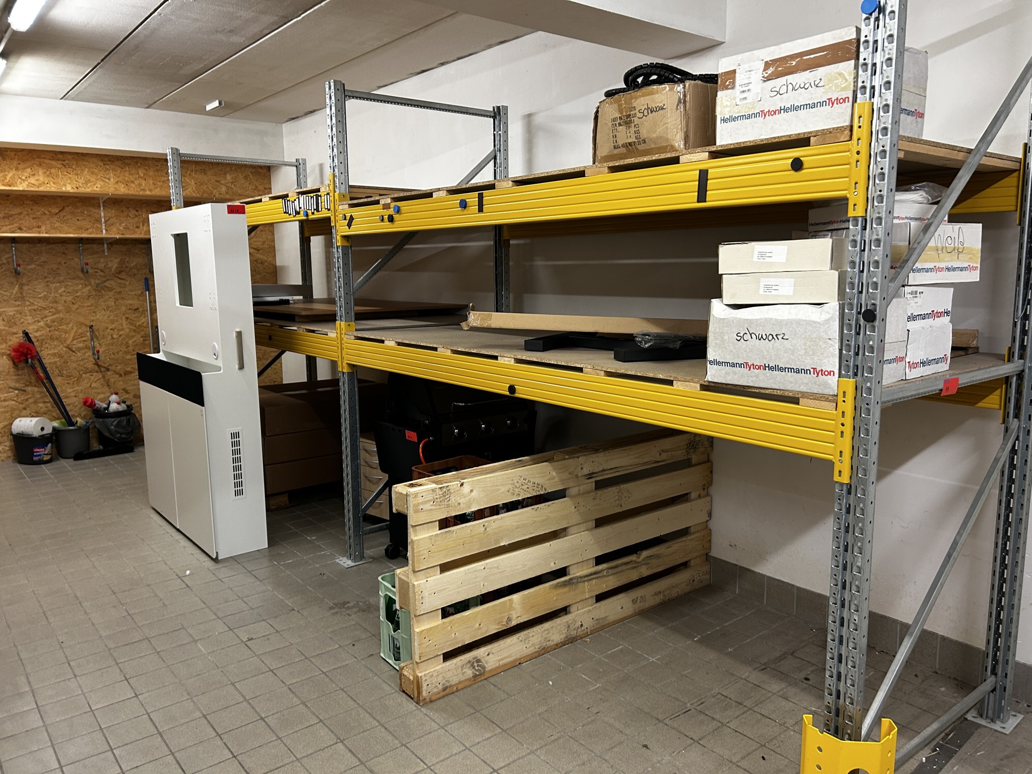 gepflegte, hochwertige Medientechnik sowie Büroausstattung-1