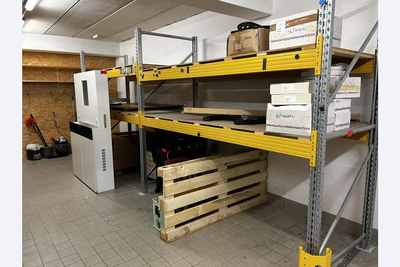 gepflegte, hochwertige Medientechnik sowie Büroausstattung-1