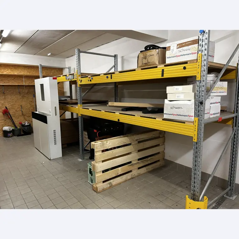 gepflegte, hochwertige Medientechnik sowie Büroausstattung-1