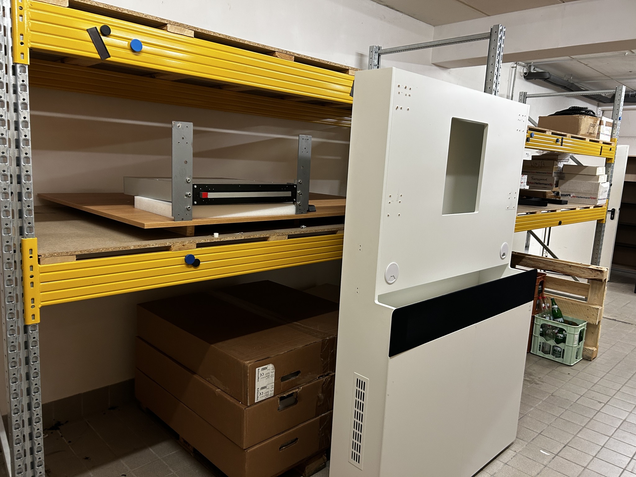 gepflegte, hochwertige Medientechnik sowie Büroausstattung-2