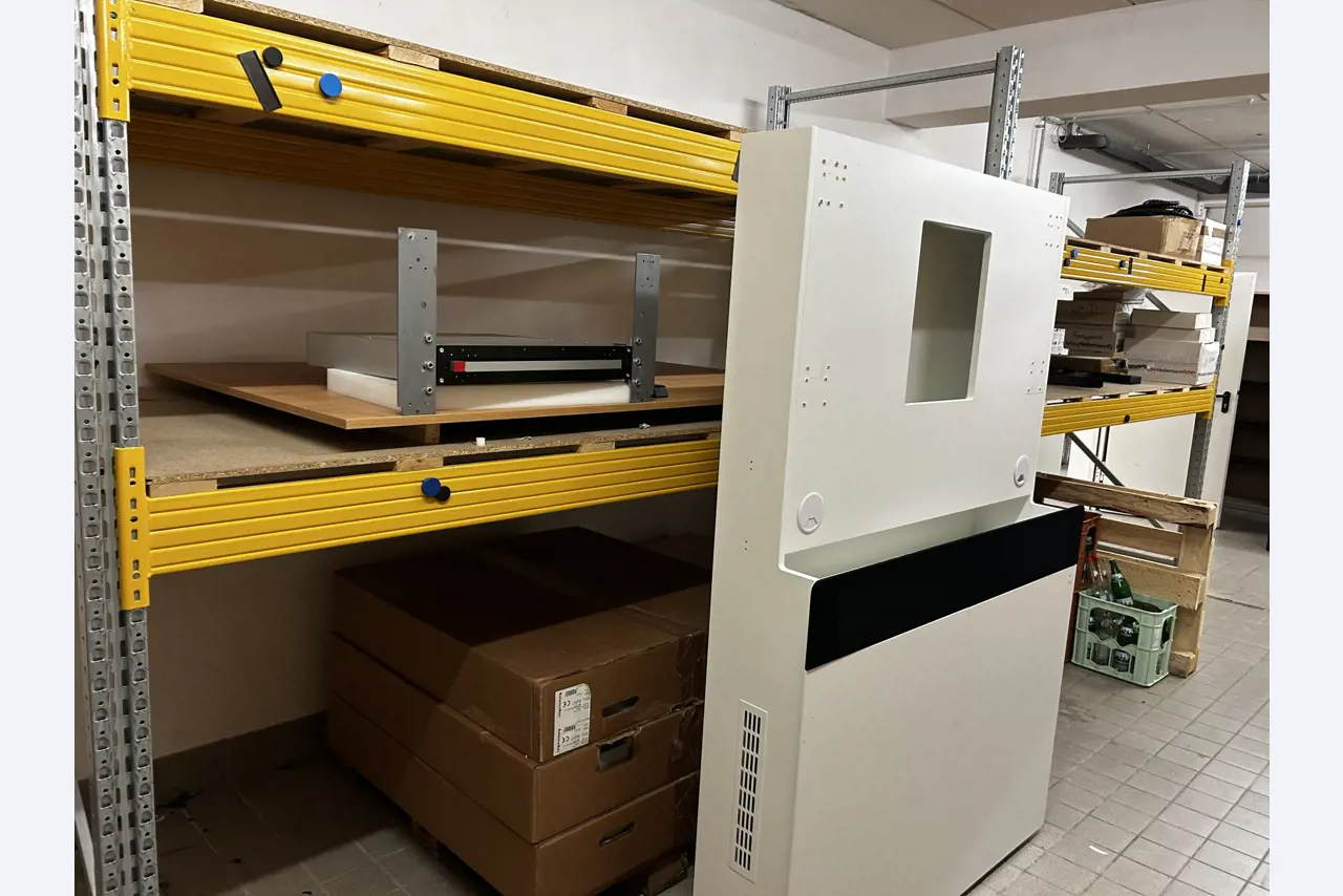 gepflegte, hochwertige Medientechnik sowie Büroausstattung-2