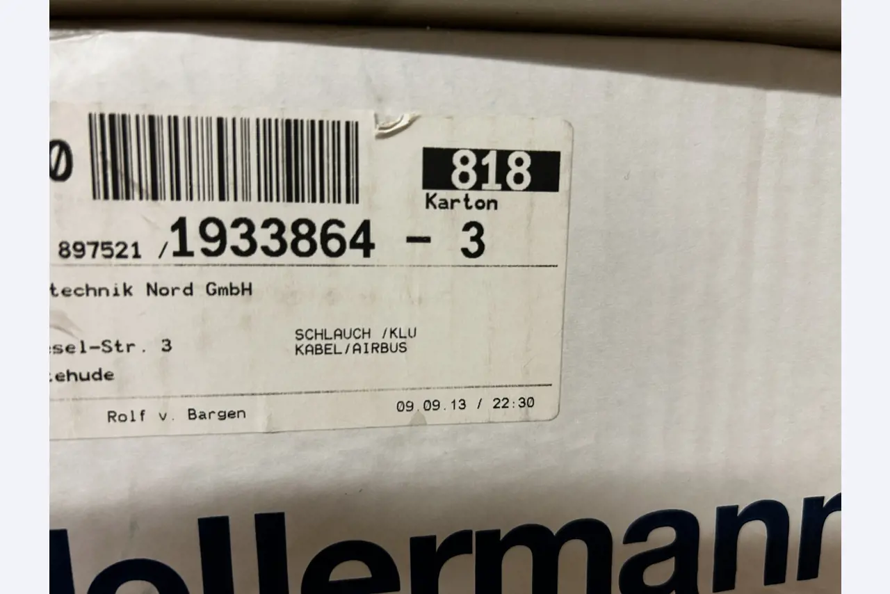 gepflegte, hochwertige Medientechnik sowie Büroausstattung-4