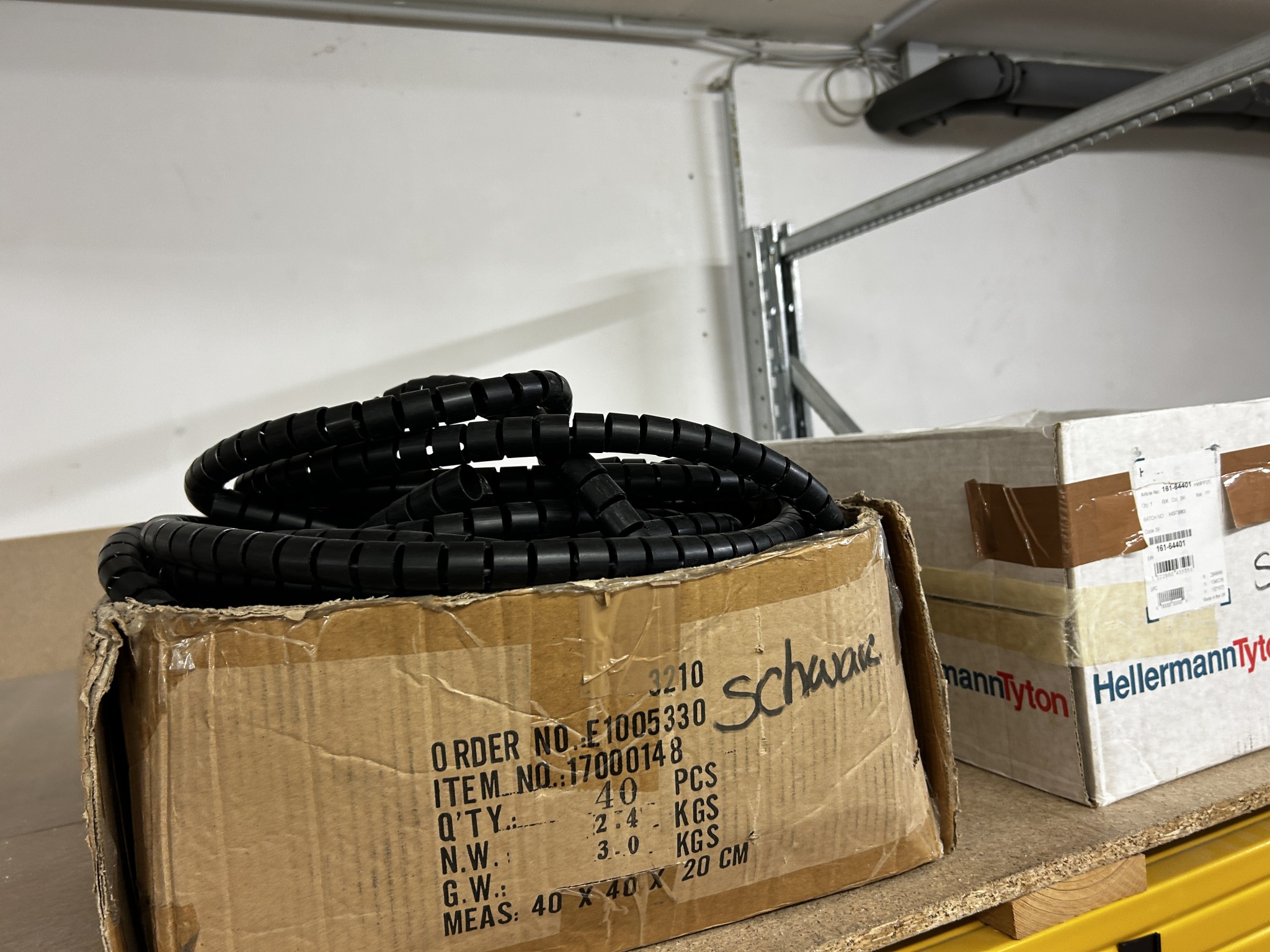 gepflegte, hochwertige Medientechnik sowie Büroausstattung-5