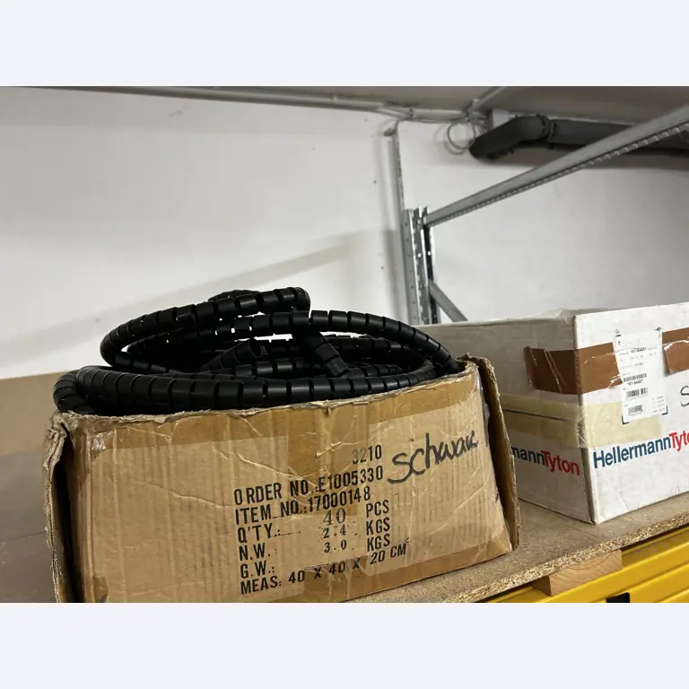 gepflegte, hochwertige Medientechnik sowie Büroausstattung-5