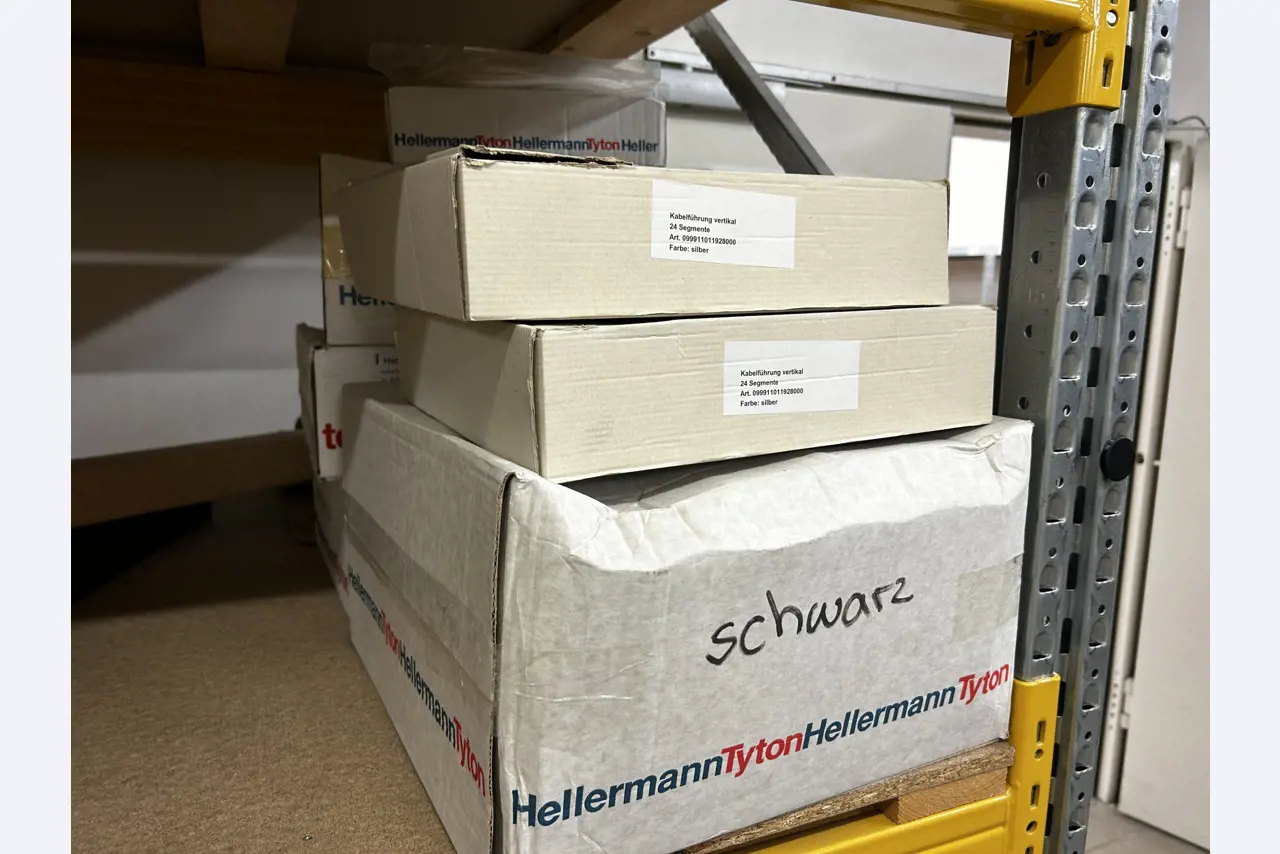 gepflegte, hochwertige Medientechnik sowie Büroausstattung-6