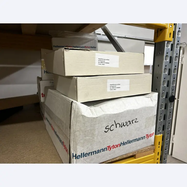 gepflegte, hochwertige Medientechnik sowie Büroausstattung-6