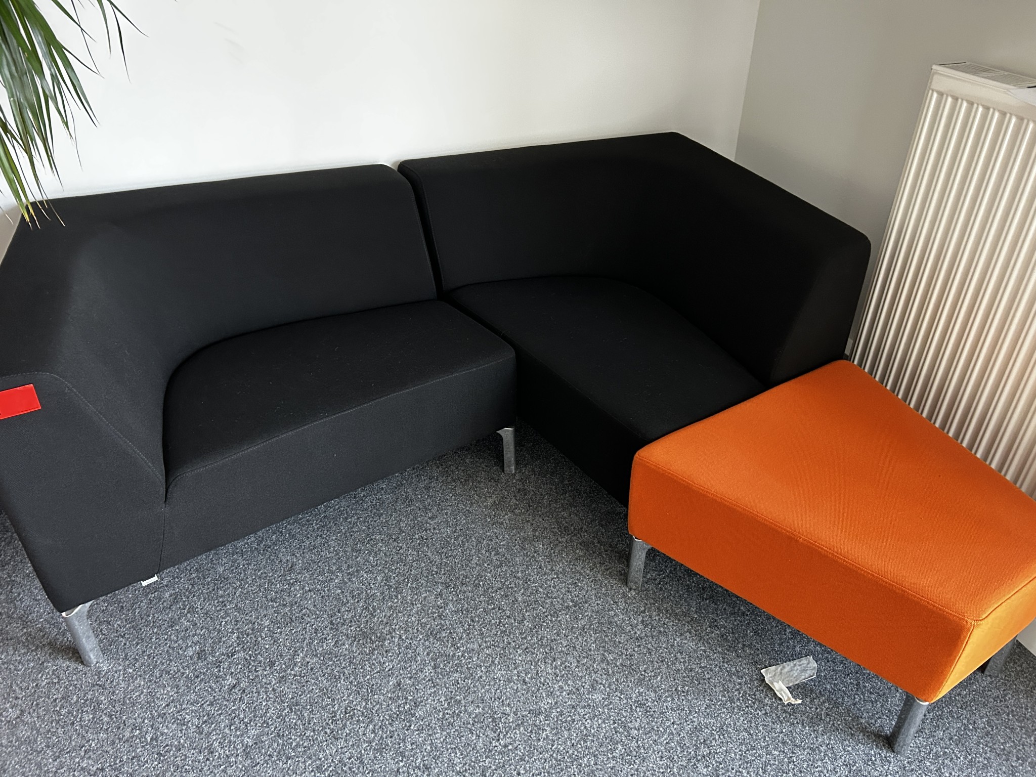 gepflegte, hochwertige Medientechnik sowie Büroausstattung-1