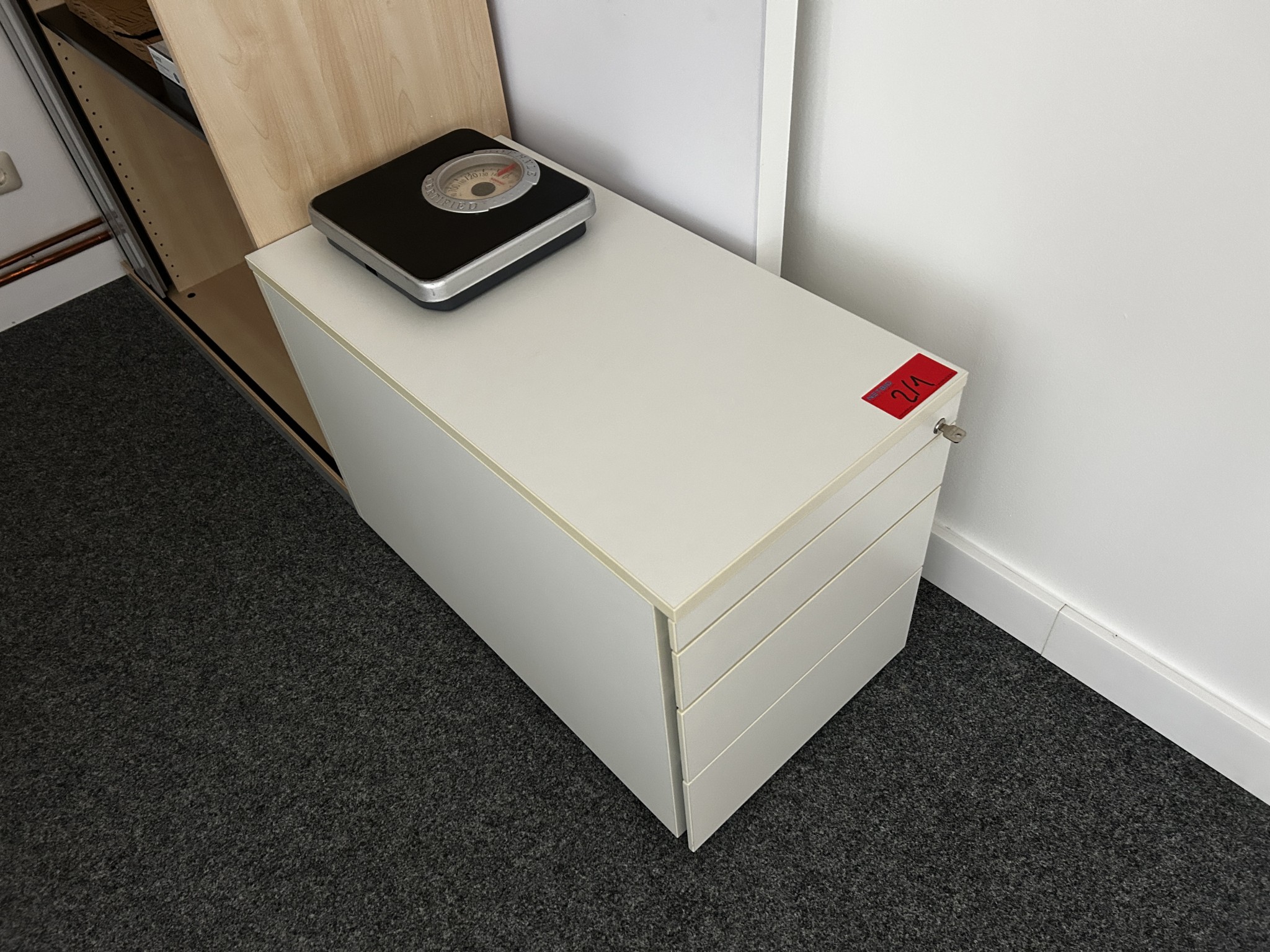 gepflegte, hochwertige Medientechnik sowie Büroausstattung-10