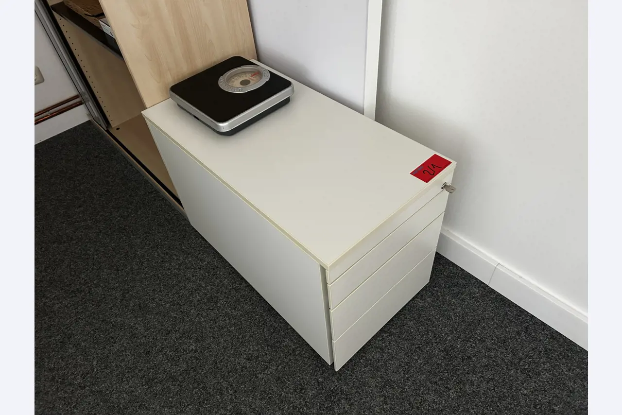 gepflegte, hochwertige Medientechnik sowie Büroausstattung-10