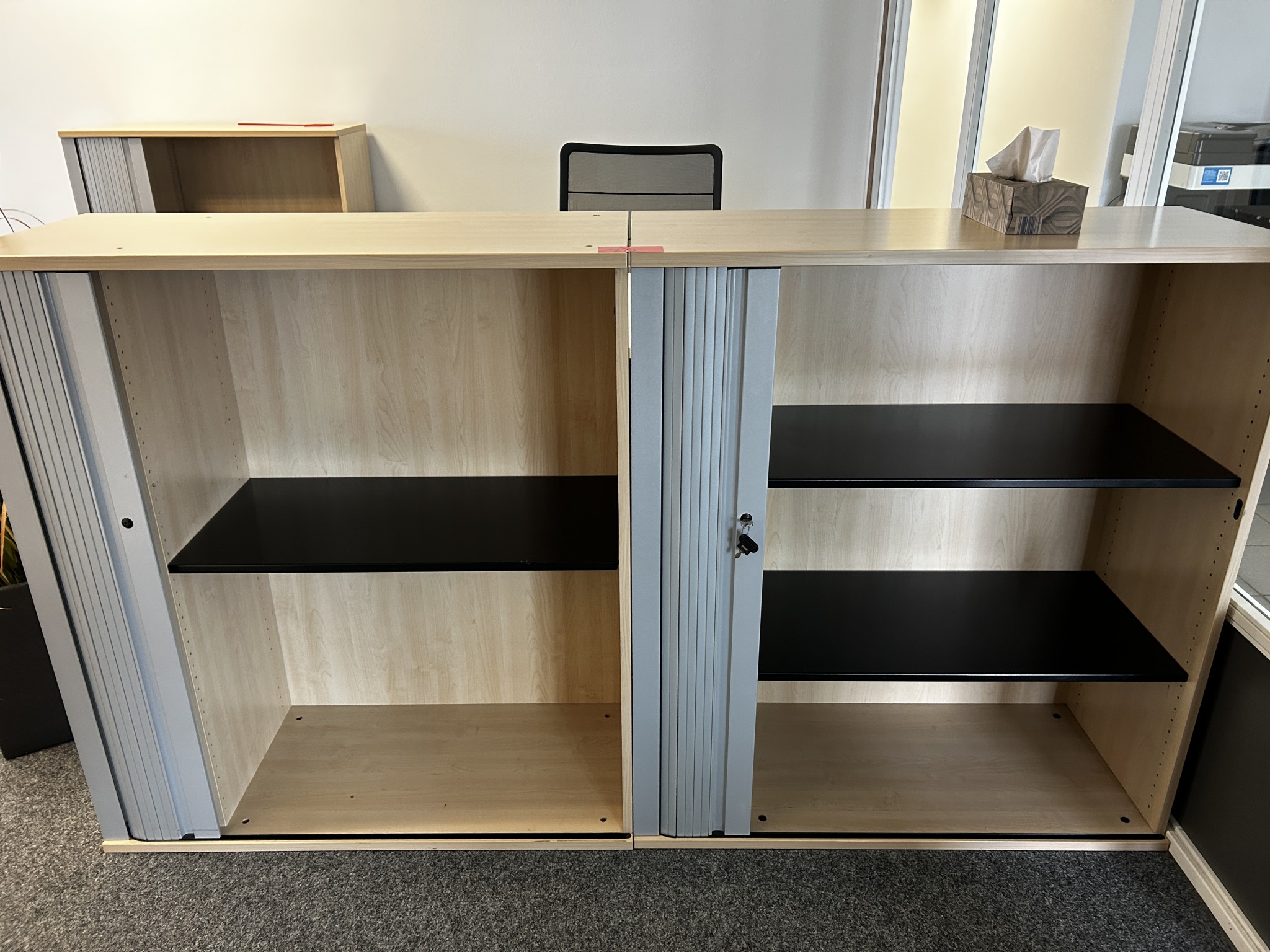 gepflegte, hochwertige Medientechnik sowie Büroausstattung-11