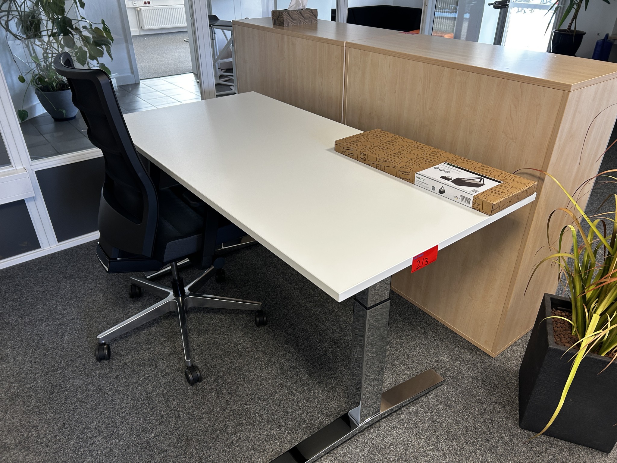 gepflegte, hochwertige Medientechnik sowie Büroausstattung-12