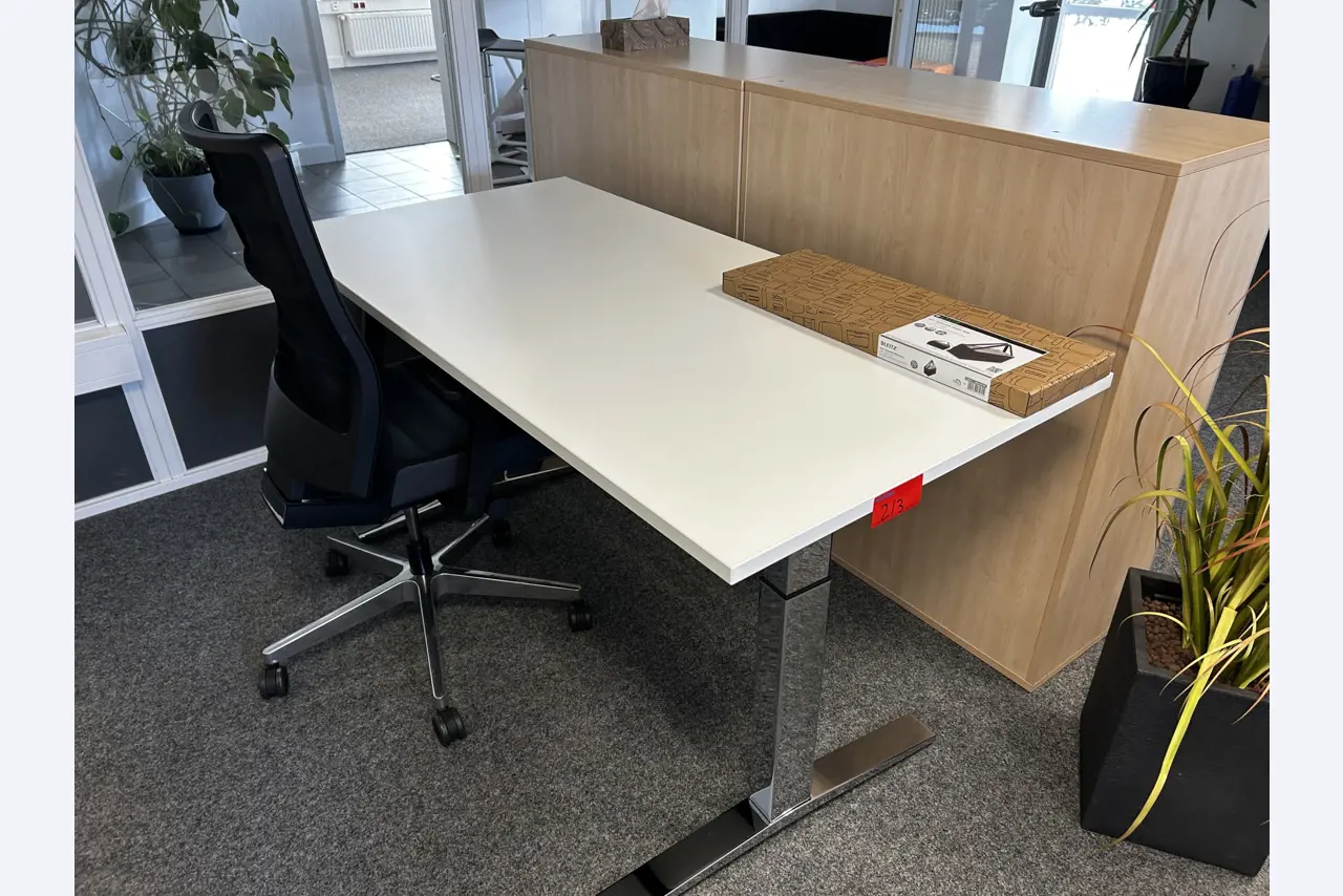 gepflegte, hochwertige Medientechnik sowie Büroausstattung-12