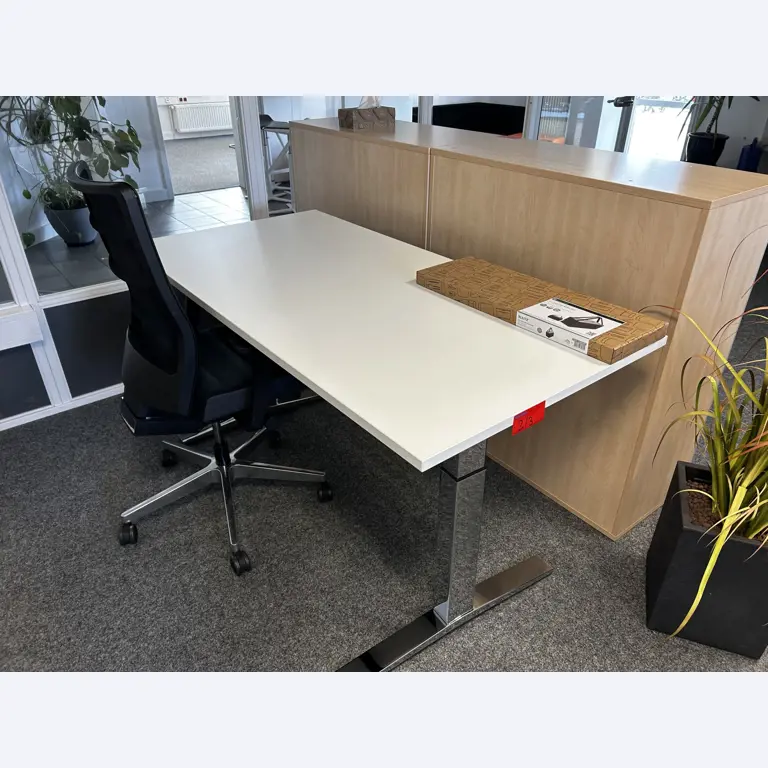 gepflegte, hochwertige Medientechnik sowie Büroausstattung-12