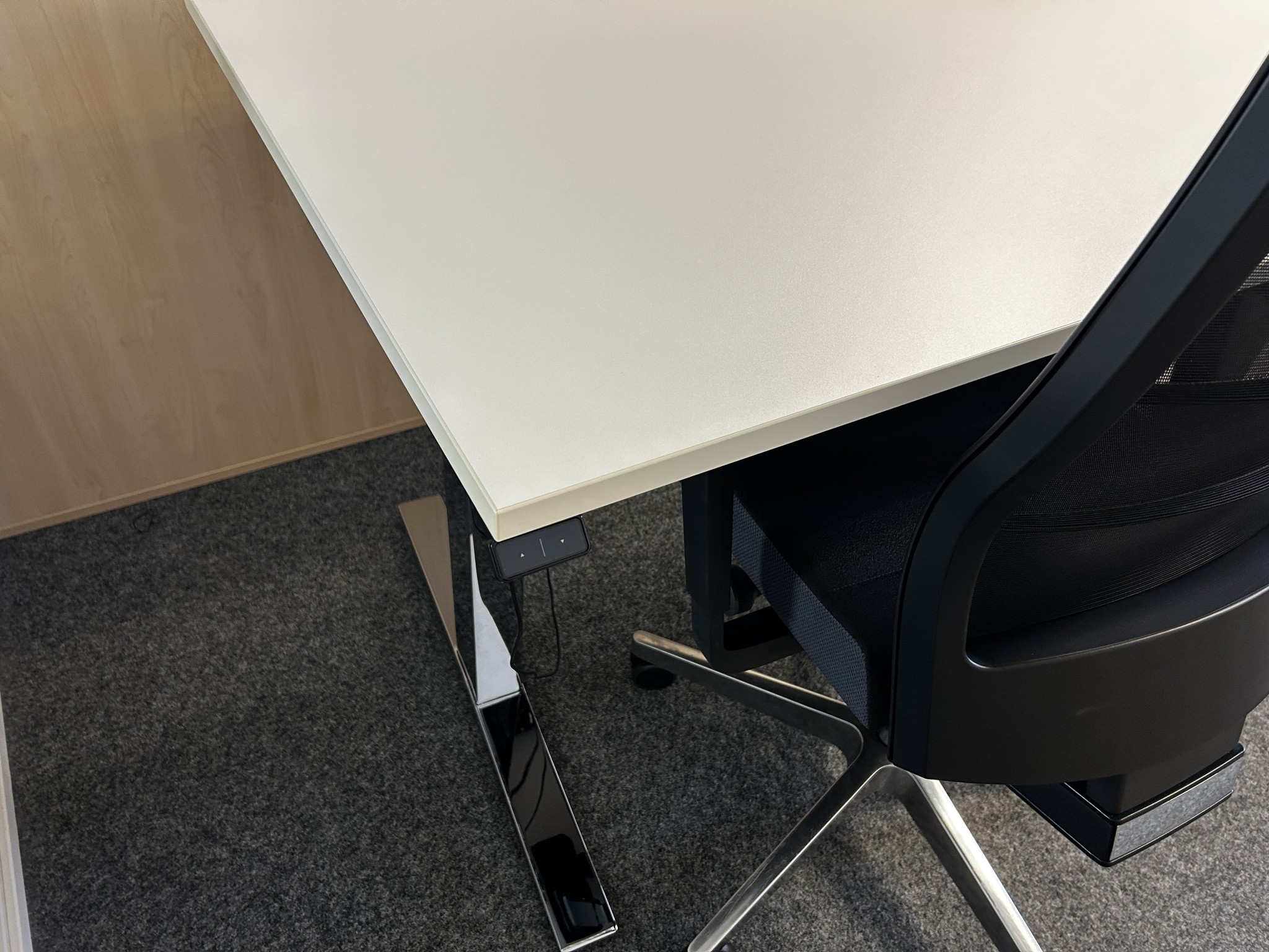 gepflegte, hochwertige Medientechnik sowie Büroausstattung-13