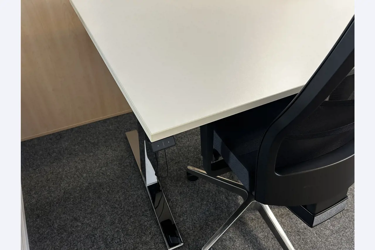 gepflegte, hochwertige Medientechnik sowie Büroausstattung-13