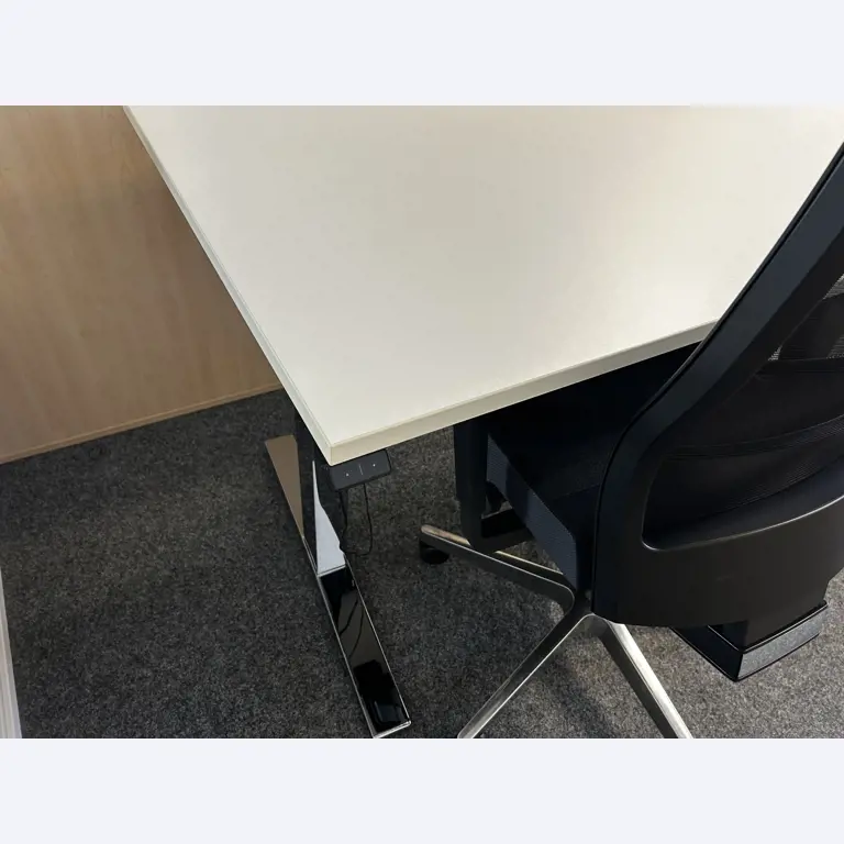 gepflegte, hochwertige Medientechnik sowie Büroausstattung-13