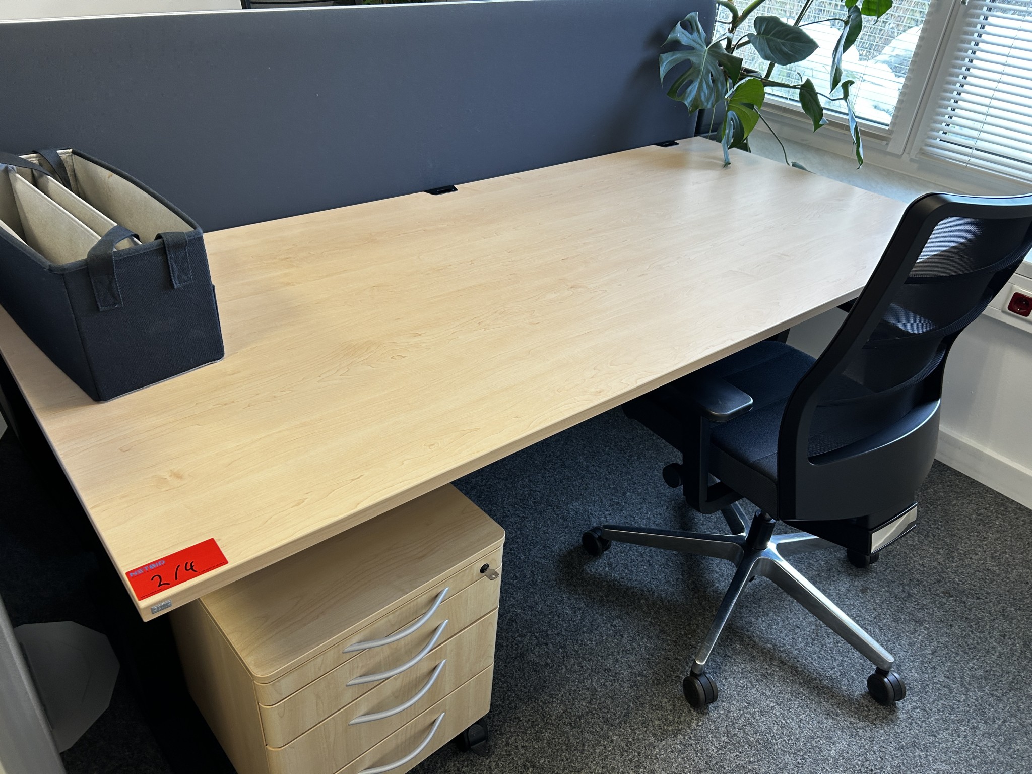 gepflegte, hochwertige Medientechnik sowie Büroausstattung-14