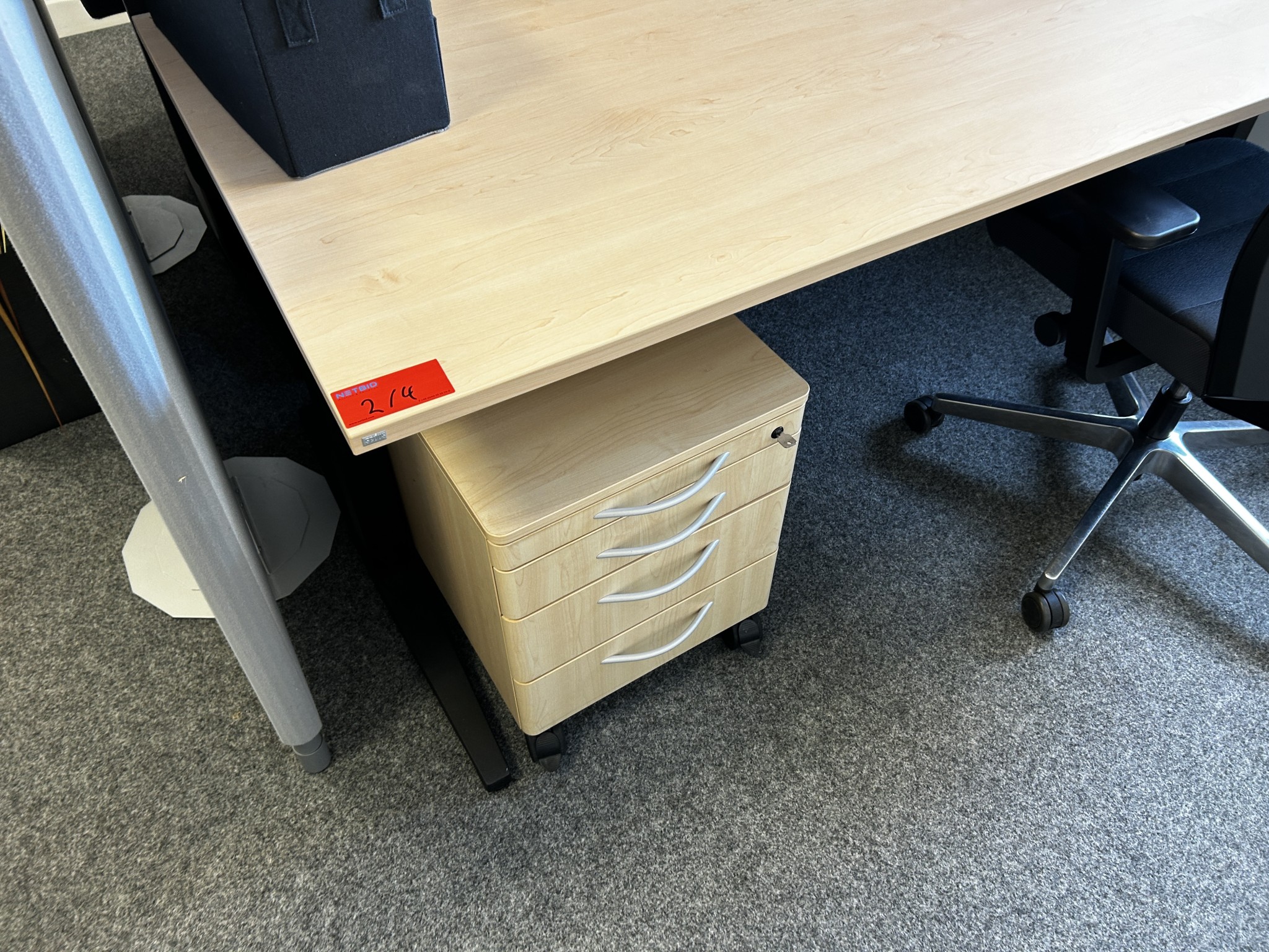 gepflegte, hochwertige Medientechnik sowie Büroausstattung-15