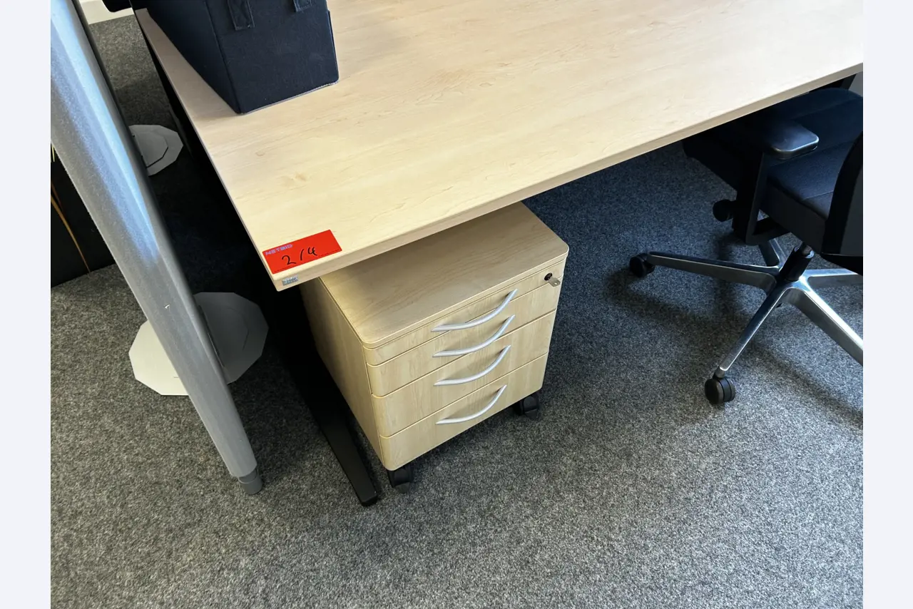 gepflegte, hochwertige Medientechnik sowie Büroausstattung-15