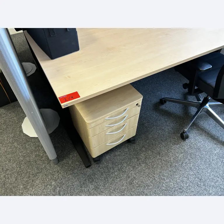 gepflegte, hochwertige Medientechnik sowie Büroausstattung-15