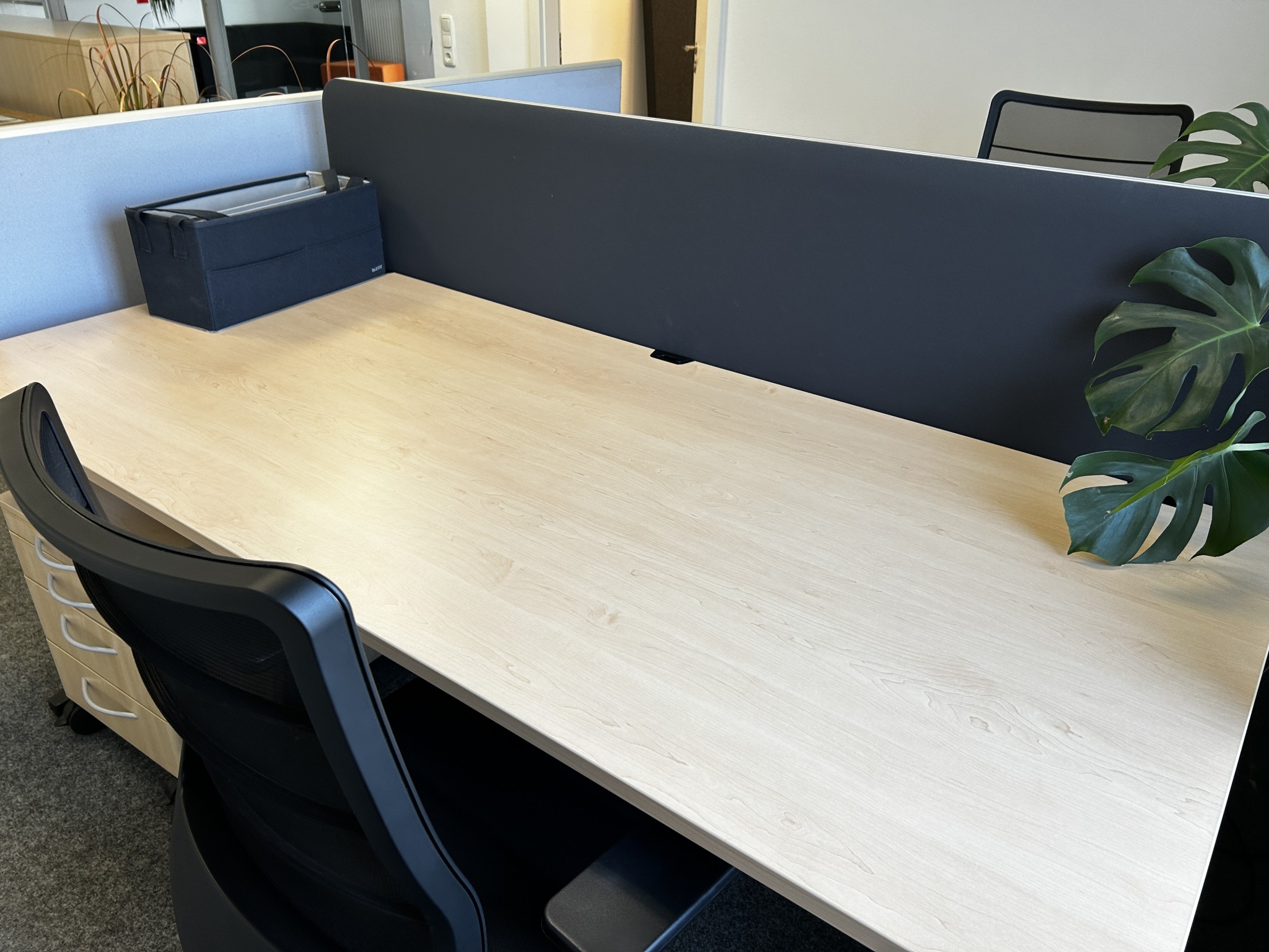 gepflegte, hochwertige Medientechnik sowie Büroausstattung-16