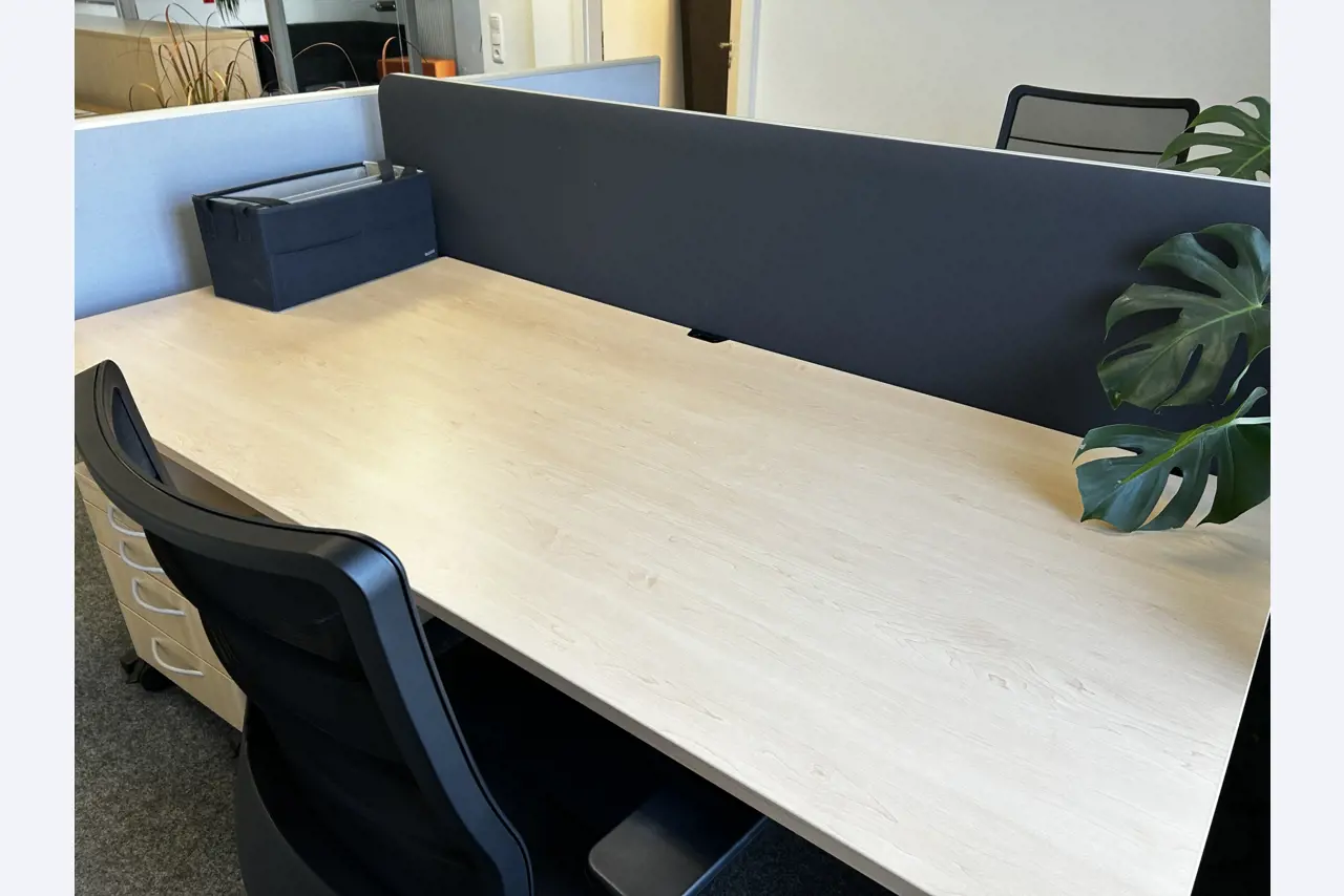 gepflegte, hochwertige Medientechnik sowie Büroausstattung-16