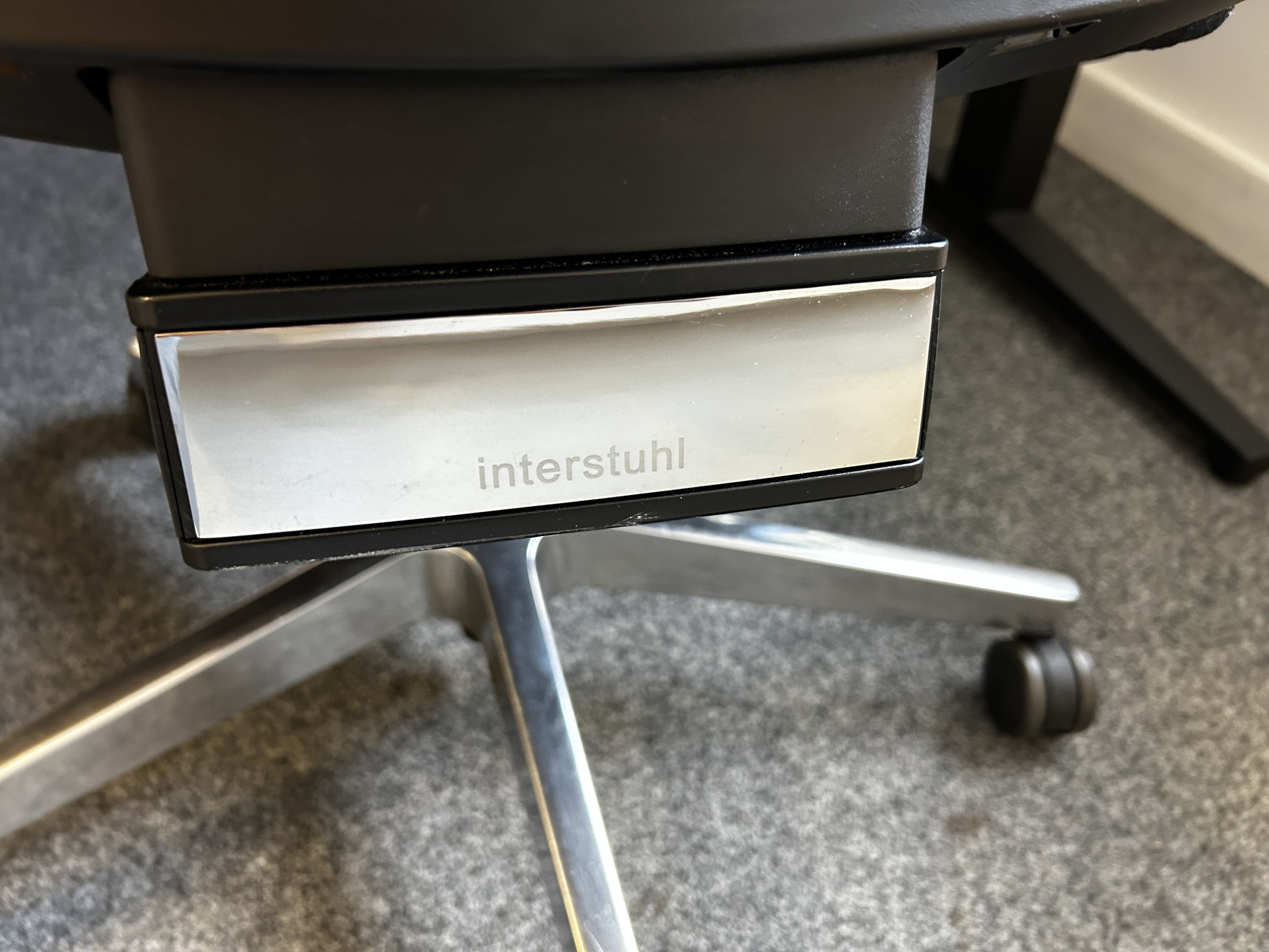 gepflegte, hochwertige Medientechnik sowie Büroausstattung-17