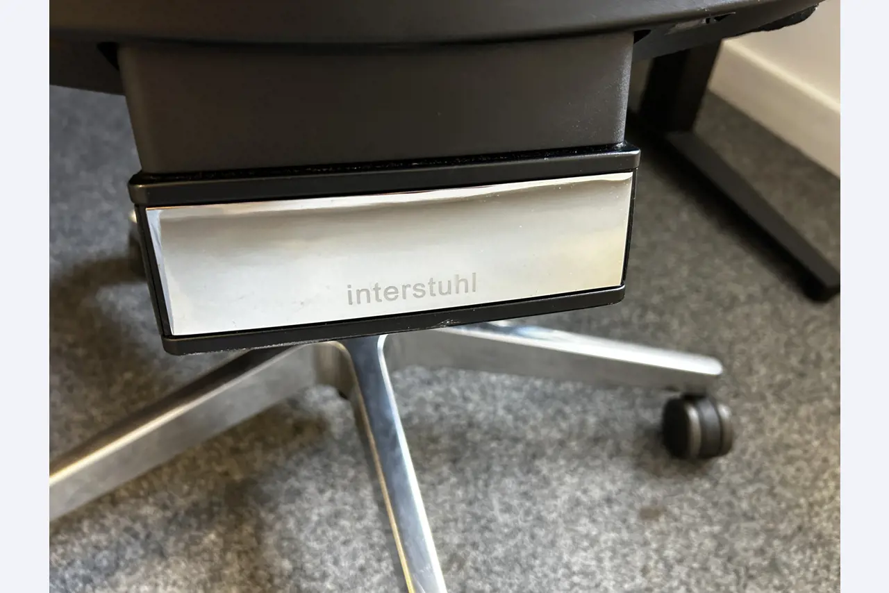 gepflegte, hochwertige Medientechnik sowie Büroausstattung-17