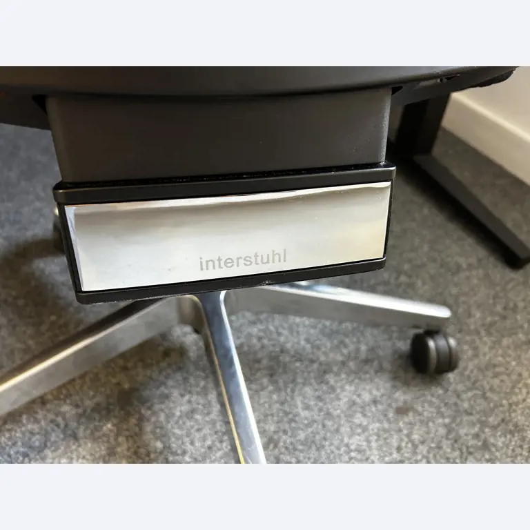 gepflegte, hochwertige Medientechnik sowie Büroausstattung-17