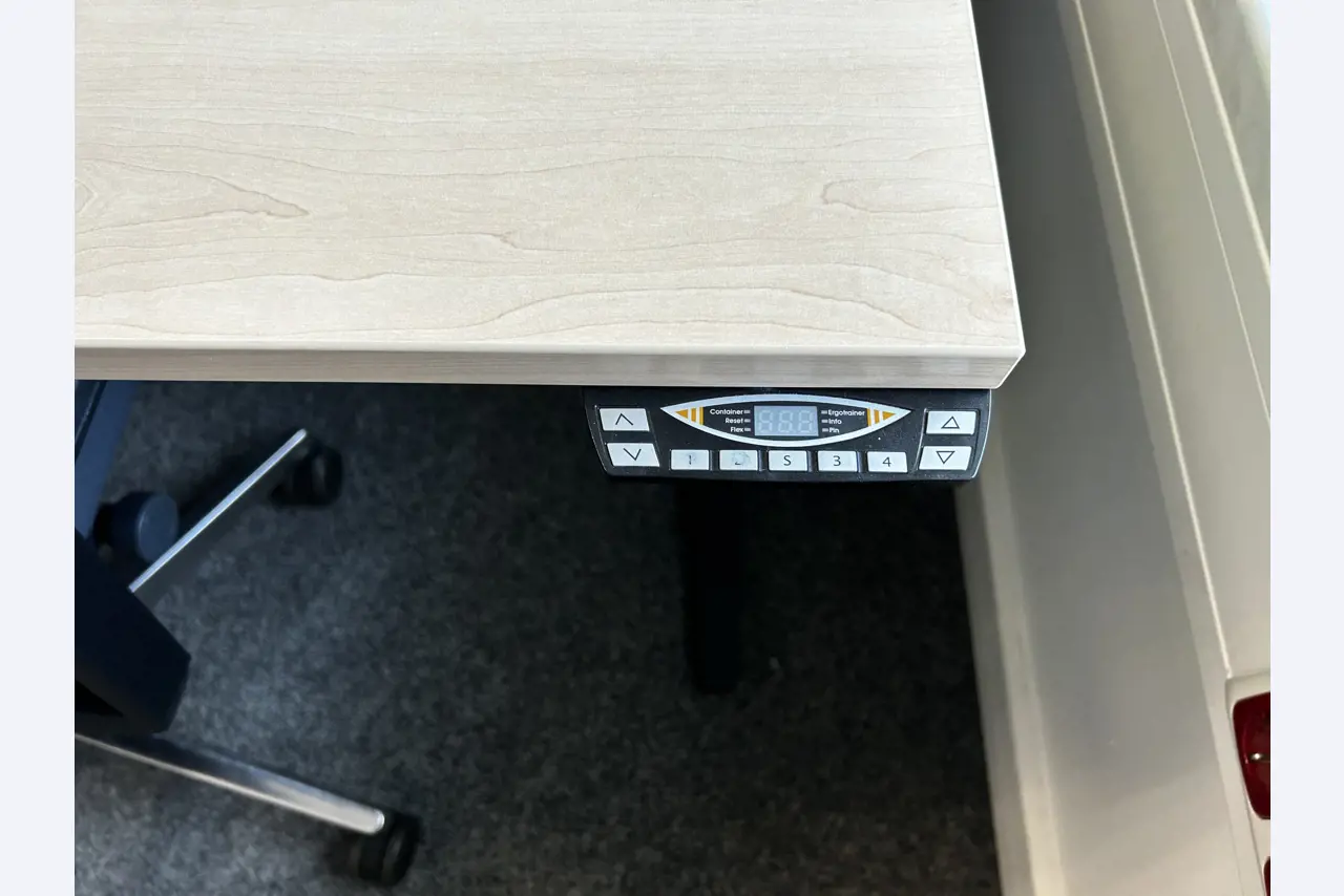 gepflegte, hochwertige Medientechnik sowie Büroausstattung-18