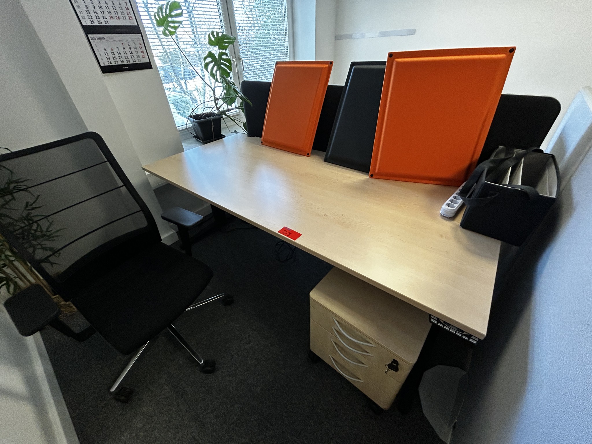 gepflegte, hochwertige Medientechnik sowie Büroausstattung-19