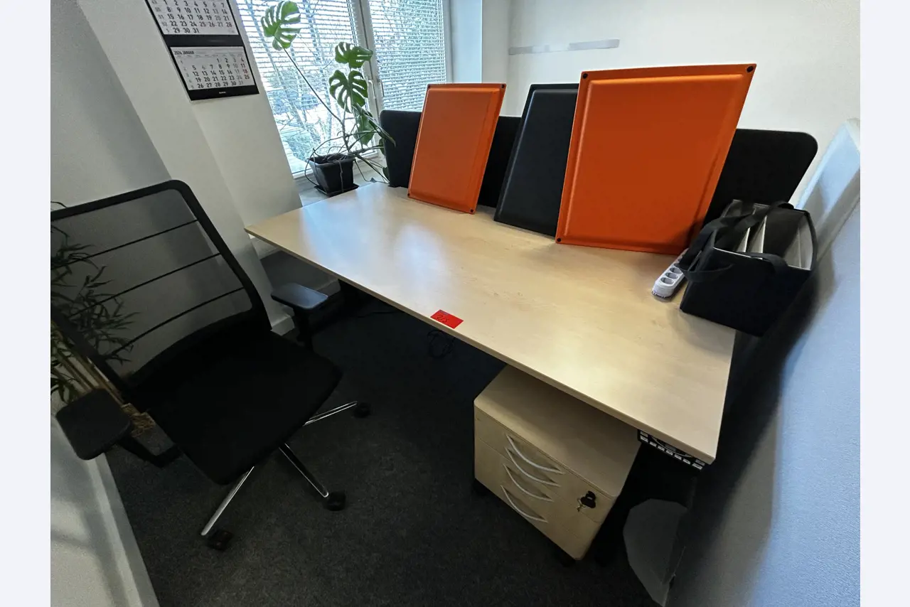 gepflegte, hochwertige Medientechnik sowie Büroausstattung-19