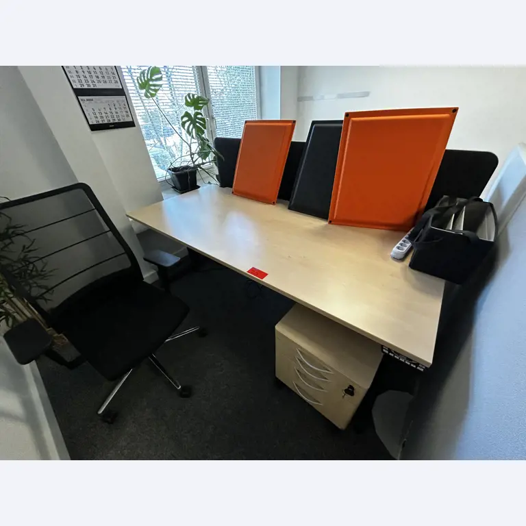 gepflegte, hochwertige Medientechnik sowie Büroausstattung-19