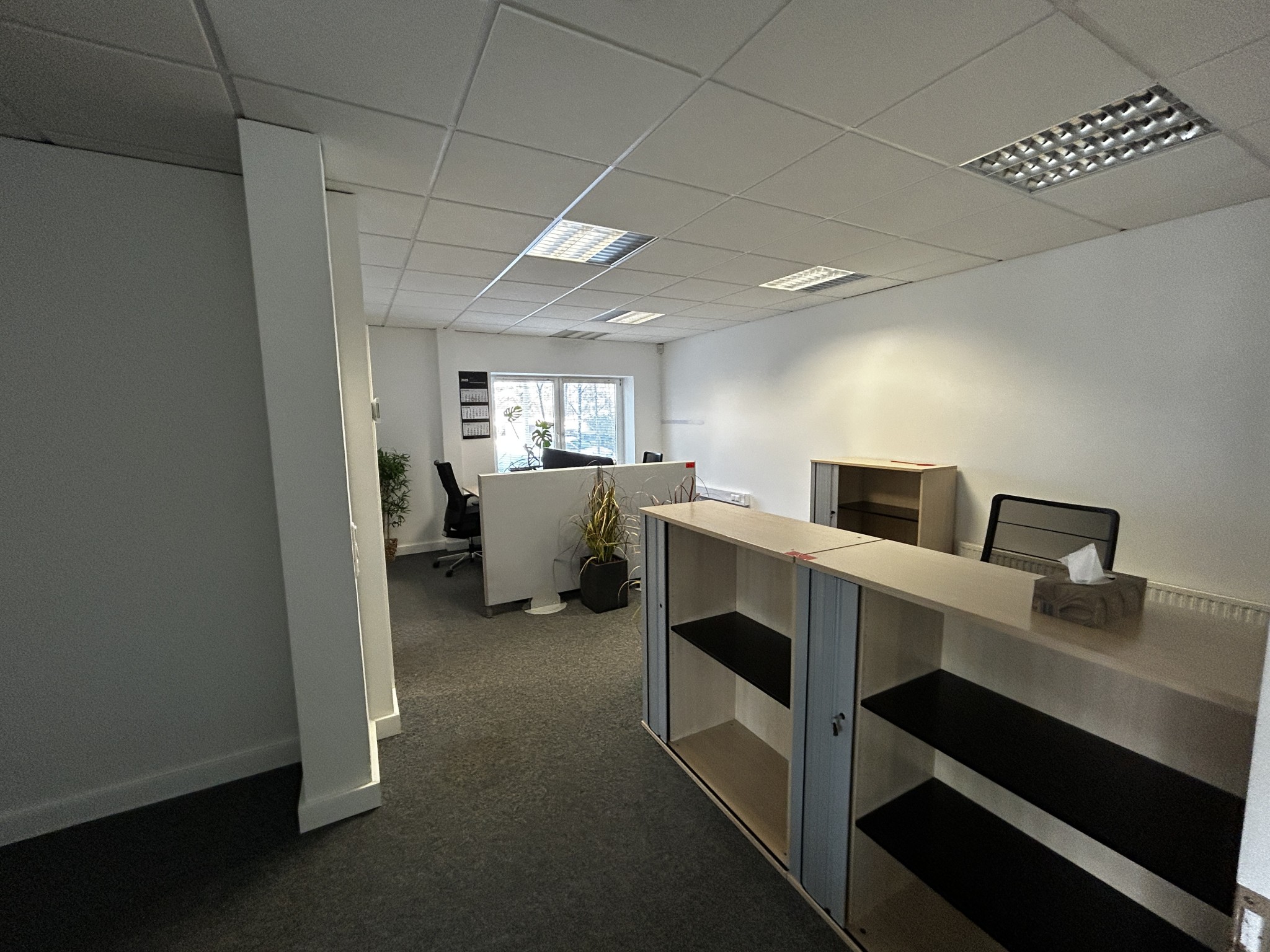 gepflegte, hochwertige Medientechnik sowie Büroausstattung-1