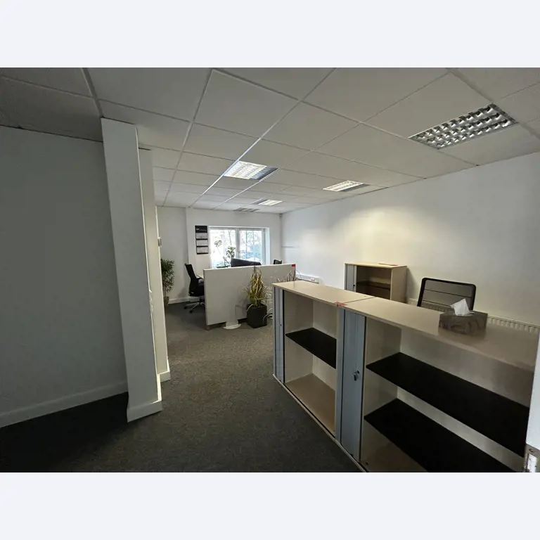 gepflegte, hochwertige Medientechnik sowie Büroausstattung-1