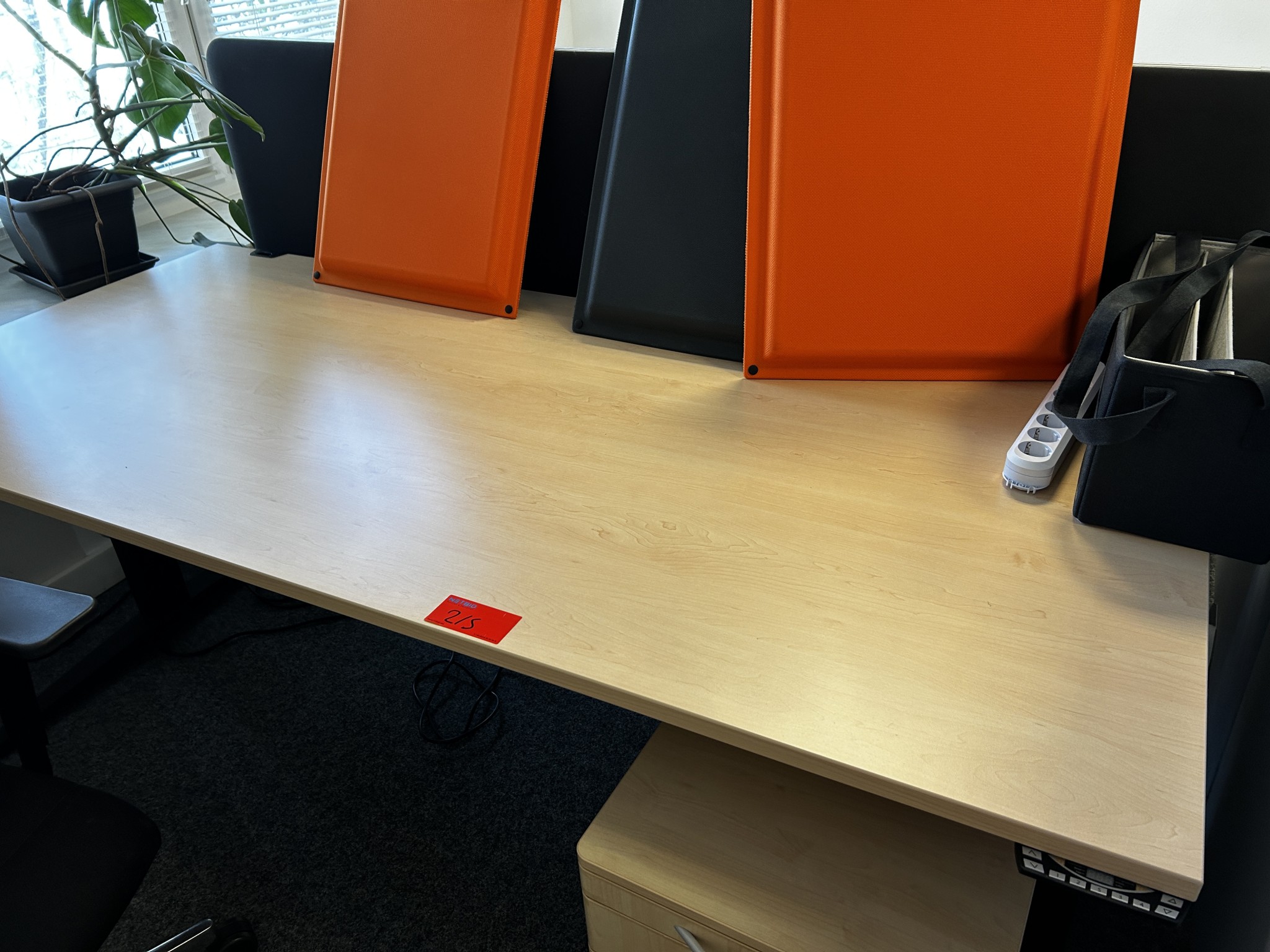 gepflegte, hochwertige Medientechnik sowie Büroausstattung-20