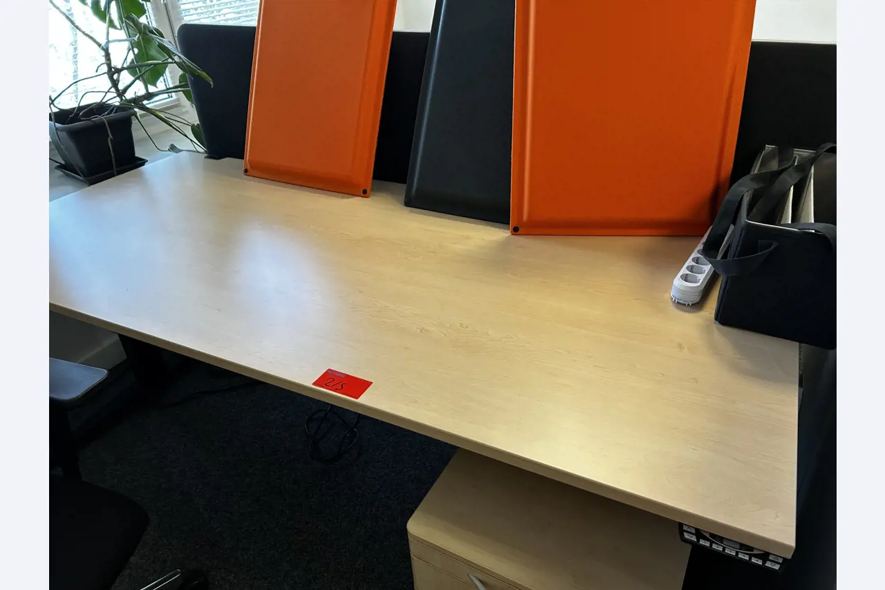 gepflegte, hochwertige Medientechnik sowie Büroausstattung-20