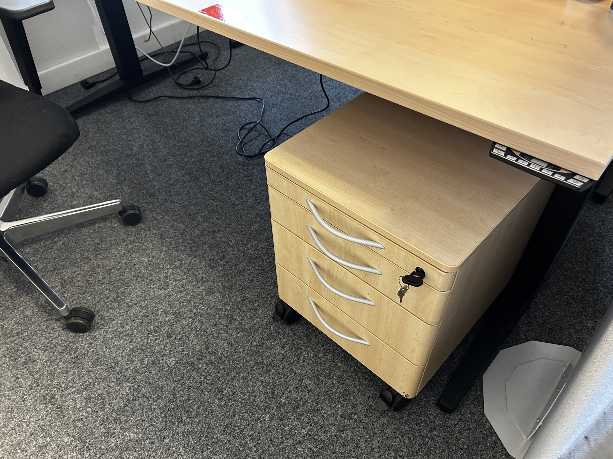 gepflegte, hochwertige Medientechnik sowie Büroausstattung-21