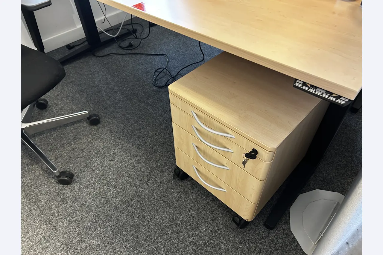 gepflegte, hochwertige Medientechnik sowie Büroausstattung-21