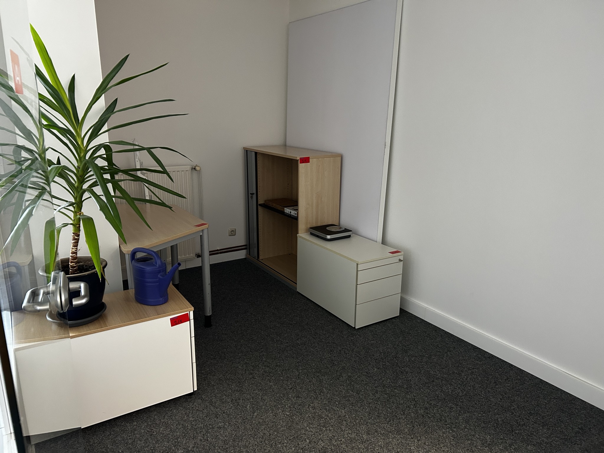 gepflegte, hochwertige Medientechnik sowie Büroausstattung-2